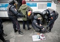 ロシアの首都モスクワで、ウラジーミル・プーチン大統領に抗議する野党活動家の持ち物を調べる警察官ら（2017年11月5日撮影）。(c)AFP/Maxim ZMEYEV