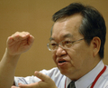 2007年9月18日、台北（Taipei）で開幕したDNAバーコード技術の国際会議で、報道陣に説明をする台湾の中央研究院（Academia Sinica）のShao Kwang-Tsao氏。(c)AFP/Sam YEH