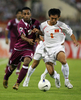 ベトナムの%%versus Qatar%%（右）と競り合うカタールの%%Magid Mohammed Hassan%%。(c)AFP/QUANG MINH