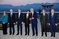 広島で開催中の先進7か国（G7）外相会合で、宮島を訪れたジョン・ケリー米国務長官（右から3人目）ら各国外相と岸田文雄外相（中央、2016年4月10日撮影）。(c)AFP/JONATHAN ERNST