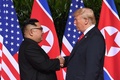 シンガポールのカペラホテルで握手を交わすドナルド・トランプ米大統領（右）と金正恩朝鮮労働党委員長（2018年6月12日撮影）。(c)AFP PHOTO / SAUL LOEB