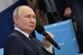 ロシア・モスクワ州ソルネチノゴルスクで行われた「重要な対話」で、児童・生徒と話をするウラジーミル・プーチン大統領（2023年9月1日撮影）。(c)Mikhail KLIMENTYEV / POOL / AFP