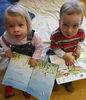 ドイツの首都ベルリン（Berlin）の幼稚園で本を読む幼児たち（2007年5月3日撮影）。(c)AFP/JOHN MACDOUGALL