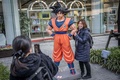 東京都内で、「DRAGON BALL」の主人公、孫悟空の像と記念撮影をする女性（2024年3月8日撮影）。(c)Yuichi YAMAZAKI / AFP
