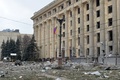 ロシアの攻撃を受けたウクライナ第2の都市ハリコフの州庁舎前（2022年3月1日撮影）。(c)Sergey BOBOK / AFP