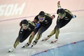 ソチ冬季五輪、スピードスケート女子チームパシュート準決勝に臨む日本の（左から）高木菜那（Nana Takagi）、押切美沙紀（Misaki Oshigiri）、菊池彩花（Ayaka Kikuchi、2014年2月22日撮影）。(c)AFP/DAMIEN MEYER