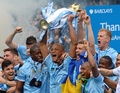 13-14イングランド・プレミアリーグ最終第38節、マンチェスター・シティ（Manchester City）対ウェストハム（West Ham）。トロフィーを掲げ、チームメートと優勝を喜ぶマンチェスター・シティのヴィンセント・コンパニー（Vincent Kompany、中央、2014年5月11日撮影）。(c)AFP/ANDREW YATES