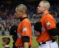 17MLB、ピッツバーグ・パイレーツ対マイアミ・マーリンズ。試合前の国歌斉唱に臨むマイアミ・マーリンズのイチロー（2017年4月30日撮影）。(c)AFP/Getty Images/Mark Brown