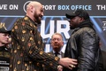 ボクシング、WBC世界ヘビー級タイトルマッチの記者会見で、ディリアン・ホワイト（右）をくすぐるタイソン・フューリー（2022年4月20日撮影）。(c)Adrian DENNIS / AFP