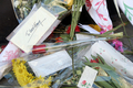 俳優ヒース・レジャー（Heath Ledger）さんの遺体が発見されたニューヨーク（New York）のアパート前に置かれた花束（2008年1月23日撮影）。(c)AFP/Getty Images/Scott Gries