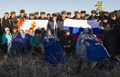 聖火トーチとともに地球に帰還した、宇宙飛行士の（左から）カレン・ ナイバーグ（Karen Nyberg）氏、フョードル・ユールチキン（Fyodor Yurchikhin）氏、ルカ・パルミタノ（Luca Parmitano）氏（2013年11月11日撮影）。(c)AFP/Shamil Zhumatov