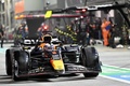 24F1第18戦シンガポールGP決勝。ピットインするレッドブルのマックス・フェルスタッペン（2024年9月22日撮影）。(c)MOHD RASFAN/POOL /AFP