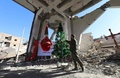 シリア北部ラッカの大きな被害を受けた教会で、クリスマスのお祝いの準備をするクルド人とアラブ人の合同部隊「シリア民主軍（SDF）」のメンバーら（2017年12月26日撮影）。(c)AFP PHOTO / Delil souleiman