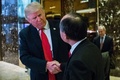 米ニューヨークのトランプ・タワーで、会談後に握手を交わすドナルド・トランプ次期米大統領とソフトバンクグループの孫正義社長（2016年12月6日撮影）。(c)AFP/Eduardo Munoz Alvarez