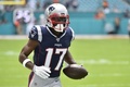 19NFL第2週、マイアミ・ドルフィンズ対ニューイングランド・ペイトリオッツ。ウオーミングアップに臨むニューイングランド・ペイトリオッツのアントニオ・ブラウン（2019年9月15日撮影）。(c)Eric Espada/Getty Images/AFP