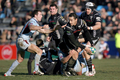 混戦の中からパスを出すオスプリーズのソニー・パーカー（%%Sonny Parker%%、右2）。(c)AFP/PHILIPPE MERLE
