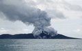 トンガの首都ヌクアロファ（Nuku&apos;alofa）の約65キロ北西で、火山から上る煙（2015年1月15日撮影）。(c)AFP/New Zealand&apos;s Ministry of Foreign Affairs and Trade (MFAT)