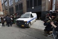 米ファッションデザイナー、ローレン・スコット（L&apos;Wren Scott）さんの遺体を載せて米ニューヨーク（New York）のマンションのガレージを出る検視局の車（2014年3月17日撮影）。(c)AFP/Timothy A. CLARY