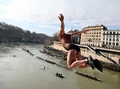 伊ローマのテベレ川に飛び込む人（2023年1月1日撮影）。(c)Tiziana FABI / AFP