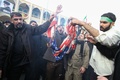 イラン首都テヘランで「米国の犯罪」に抗議し米国旗を燃やす人々（2020年1月3日撮影）。(c)ATTA KENARE / AFP