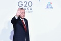 大阪で開催中の20か国・地域（G20）首脳会議の歓迎行事で、手を振るトルコのレジェプ・タイップ・エルドアン大統領（2019年6月28日撮影）。(c)Brendan Smialowski / AFP