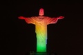 ブラジル・リオデジャネイロ（Rio de Janeiro）のコルコバード（Corcovado）の丘に立つ、ガーナの国旗の色に染め上げられた巨大なキリスト像（Christ the Redeemer、2014年6月11日撮影）。(c)AFP/YASUYOSHI CHIBA