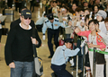 2007年10月17日、映画『ボーン・アルティメイタム（The Bourne Ultimatum）』のプロモーションのため来日し、成田国際空港（Narita International Airport）でファンに迎えられる主演俳優のマット・デイモン（%%Matt Damon%%）。(c)AFP/KAZUHIRO NOGI