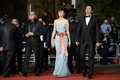 南仏カンヌ（Cannes）で開催中の第66回カンヌ国際映画祭（Cannes Film Festival）で20日、コンペティション部門に出品されている三池崇史（Takashi Miike）監督作『藁の楯』の公式上映が行われ、監督とともに主演の大沢たかお（Takao Osawa）、共演者の松嶋菜々子（Nanako Matsushima）がレッドカーペットを歩いた。この日は、公式上映に先立ち、記者会見とフォトコールも行われた。

写真は、レッドカーペットに登場した（左から）三池監督、松嶋、大沢（2013年5月20日撮影）。(c)AFP/ANNE-CHRISTINE POUJOULAT
