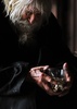 ブルガリアの首都ソフィア（Sofia）中心部にあるアレクサンドル・ネフスキー大聖堂（Alexander Nevsky Cathedral）の入り口で物乞いをするドブリ・ドブレフ（Dobri Dobrev）さん（2014年4月20日撮影）。(c)AFP/NIKOLAY DOYCHINOV