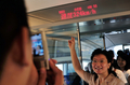 中国の北京（Beijing）と天津（Tianjin）を結ぶ高速鉄道に試乗する乗客たち（2008年7月22日撮影）。(c)AFP/TEH Eng Koon