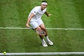 テニス、ウィンブルドン選手権、男子シングルス準々決勝。リターンを打つテイラー・フリッツ（2024年7月10日撮影）。(c)Ben Stansall / AFP