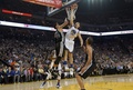 15-16NBA、ゴールデンステイト・ウォリアーズ対サンアントニオ・スパーズ。ダンクシュートを狙うゴールデンステイト・ウォリアーズのクレイ・トンプソン（中央、2016年4月7日撮影）。(c)AFP/Getty Images/Thearon W. Henderson
