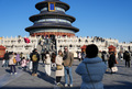 北京市の天壇公園で記念撮影する英国の観光客（2025年2月5日撮影）。(c)Xinhua News