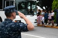 神奈川県横須賀市の米軍横須賀基地で行われた、「フィッツジェラルド」の乗組員7人の追悼式に向かう関係者らに敬礼する米兵（2017年6月27日撮影）。(c)AFP/Commander, US 7th Fleet/Daniel A. Taylor
