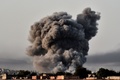 イスラム過激派組織「イスラム国（Islamic State、IS）」を標的とする米軍主導の空爆が行われたシリア北部アインアルアラブ（Ain al-Arab、クルド名：コバニ、Kobane）に立ち上る煙。国境の反対側トルコ・シャンルウルファ（Sanliurfa）県の村ムルシトピナル（Mursitpinar）から（2014年10月13日撮影）。(c)AFP/ARIS MESSINIS
