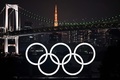 お台場海浜公園でライトアップされた五輪シンボルの巨大モニュメント（2021年1月24日撮影）。(c)Charly TRIBALLEAU / AFP