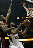 08-09NBA東カンファレンスプレーオフ1回戦、アトランタ・ホークス（%%Atlanta Hawks%%）対マイアミ・ヒート（%%Miami Heat%%）第7戦。試合はジョー・ジョンソン（%%Joe Johnson%%）が27得点を記録し、ホークスが91-78で勝利し、対戦戦績を4勝3敗として同準決勝へ進んだ。ホークスは準決勝でレブロン・ジェームズ（%%LeBron James%%）率いるクリーブランド・キャバリアーズ（%%Cleveland Cavaliers%%）と対戦する。写真はジョエル・アンソニー（%%Joel Anthony%%）からファウルを受けるホークスのロナルド・マーレー（%%Ronald Murray%%、右）。（2009年5月3日撮影）(c)AFP/Getty Images/Doug Benc