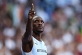 パリ五輪、陸上男子200メートル決勝。金メダル獲得を喜ぶボツワナのレツィレ・テボゴ（2024年8月8日撮影）。(c)Anne-Christine POUJOULAT / AFP