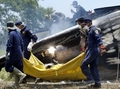 インドネシアのジョクジャカルタ（Yogyakarta）で墜落したガルーダ航空（Garuda Indonesia）機の残がいを、ブロートーチを使って解体する作業員（2007年3月11日撮影）。(c)AFP/Tarko SUDIARNO