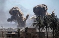 イスラム過激派組織「イスラム国（IS）」が最後の拠点とするシリア東部の村バグズから上がる煙（2019年3月18日撮影）。(c)Delil SOULEIMAN / AFP