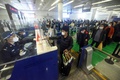 隔離措置撤廃後の中国浙江省の空港で税関前に並ぶ到着客（2023年1月7日撮影）。(c)AFP