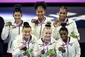 第52回世界体操競技選手権、女子団体決勝。表彰式で金メダルを手に喜ぶ米国の選手（2023年10月4日撮影）。(c)Lionel BONAVENTURE / AFP