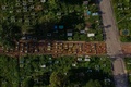空きがなくなったため、道路を転用した墓地。ブラジル北部アマゾナス州マナウスの墓地で（2021年4月29日撮影）。(c)MICHAEL DANTAS / AFP