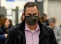米国バージニア州の空港で、マスクを着けて歩く旅行者（2020年3月12日撮影、資料写真）。(c)ANDREW CABALLERO-REYNOLDS / AFP