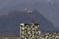 南北朝鮮を隔てる軍事境界線から近い韓国・坡州から見える両国軍の駐屯地（2019年2月16日撮影）。(c)Jung Yeon-je / AFP