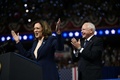 米大統領選の民主党候補、カマラ・ハリス副大統領と副大統領候補のティム・ワルツ・ミネソタ州知事。フィラデルフィアで（2024年8月6日撮影）。(c)MATTHEW HATCHER / AFP