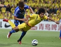 サッカーAFCチャンピオンズリーグ、決勝トーナメント1回戦第2戦、柏レイソル対水原三星ブルーウィングス。水原三星ブルーウィングスの趙成眞（左）とボールを競る柏レイソルの工藤壮人（2015年5月26日撮影）。(c)AFP/KAZUHIRO NOGI