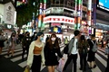 新型ウイルス流行の影響で通常よりも人出の少ない東京・新宿周辺（2020年5月25日撮影）。(c)CHARLY TRIBALLEAU / AFP