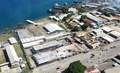 ソロモン諸島の首都ホニアラの中華街で、燃やされた建物を捉えた映像の一場面（2021年11月26日撮影）。(c)Jay Liofasi / AFP