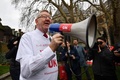 英議会議事堂のあるロンドンのウェストミンスター宮殿前で、ホンダに工場閉鎖を撤回させるよう英政府に要請するデモを行うホンダ従業員ら（2019年3月6日撮影）。(c)Ben STANSALL / AFP